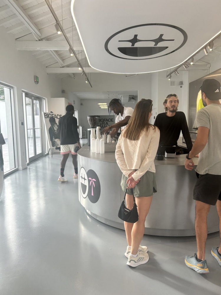 你的交易流言都炸了！巴特勒今天在自己的品牌店內忙著調咖啡